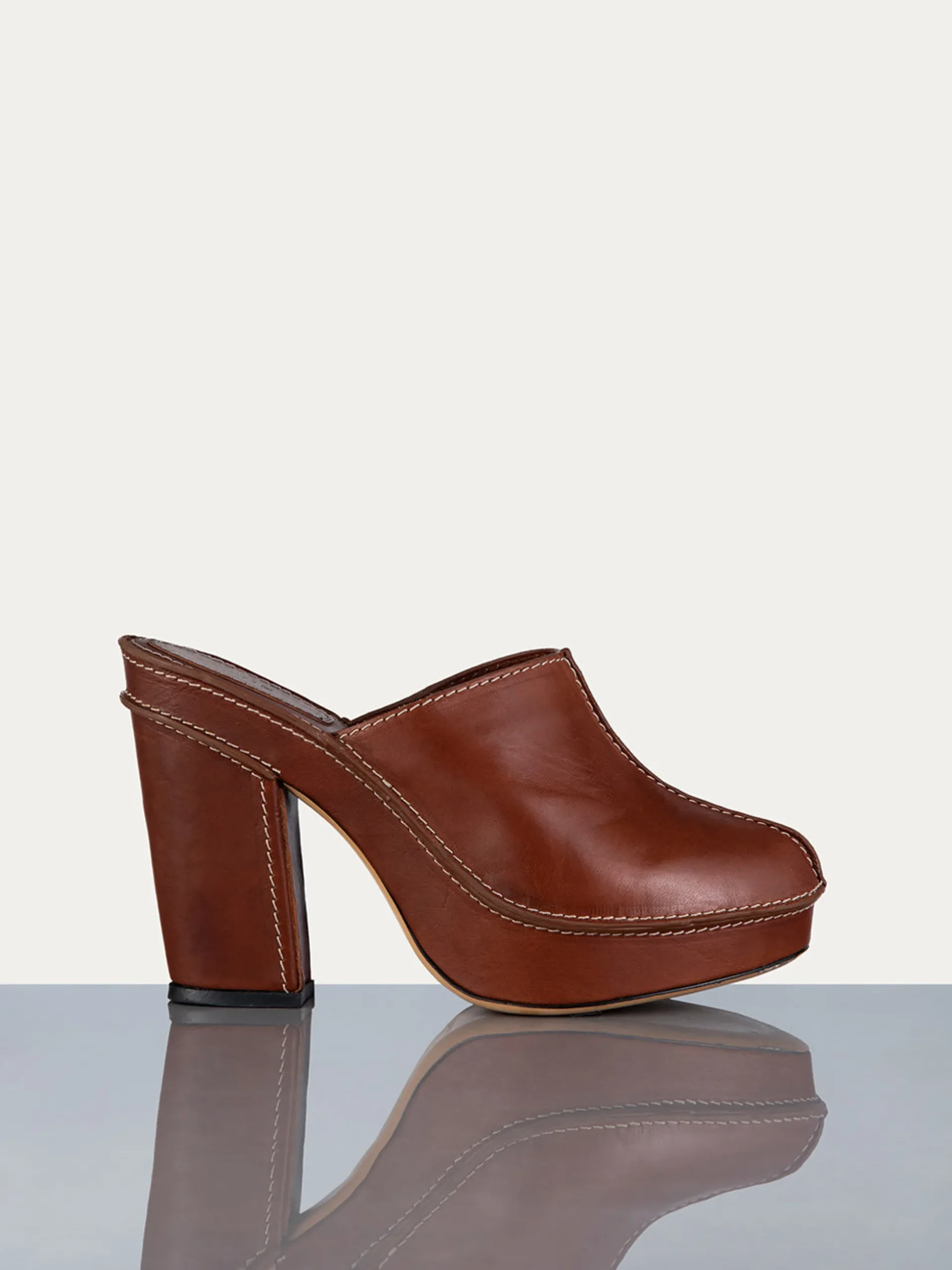 Elio Clog in Tobacco
