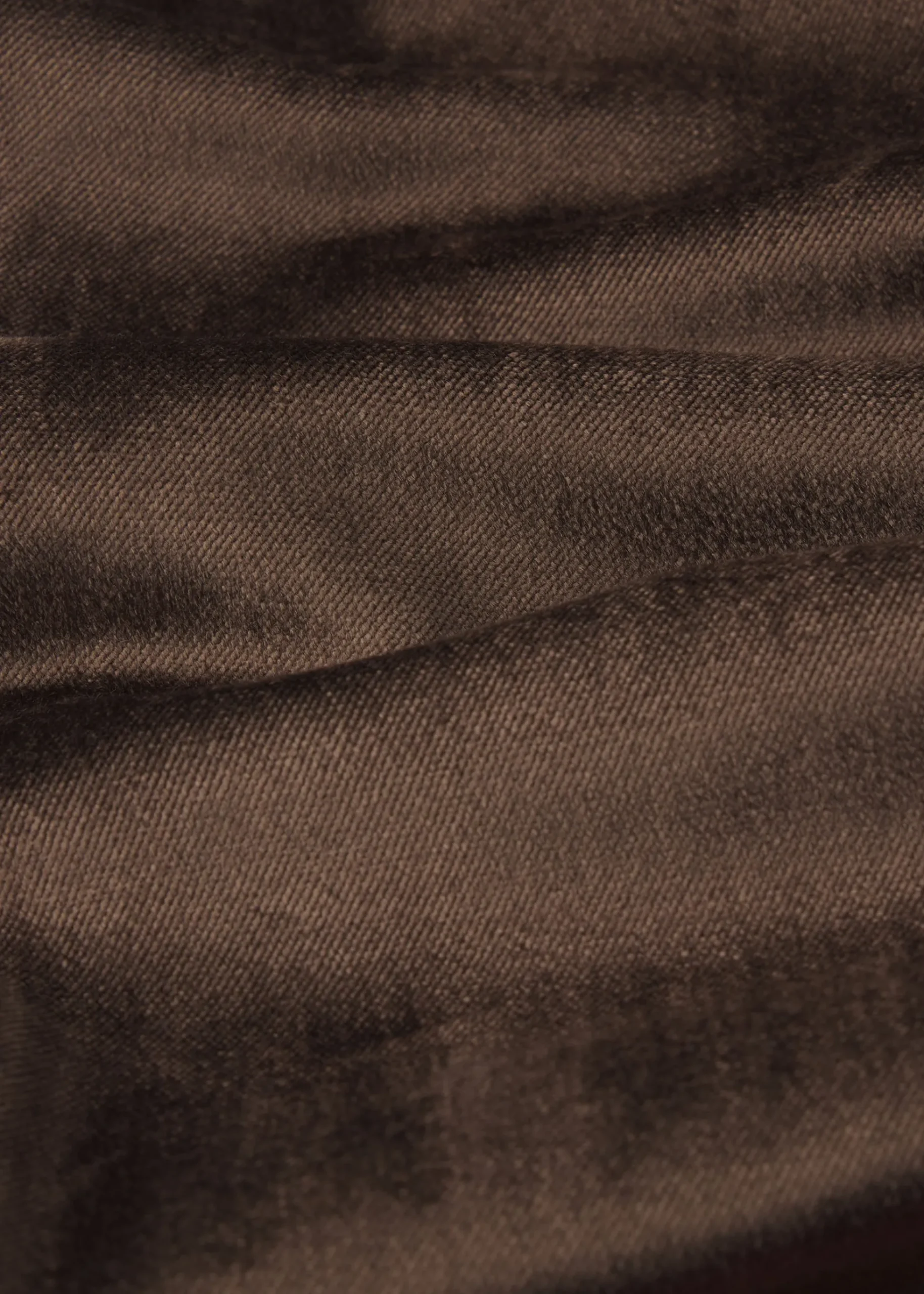 Le Sleek Straight Velveteen in Peppercorn Velvet