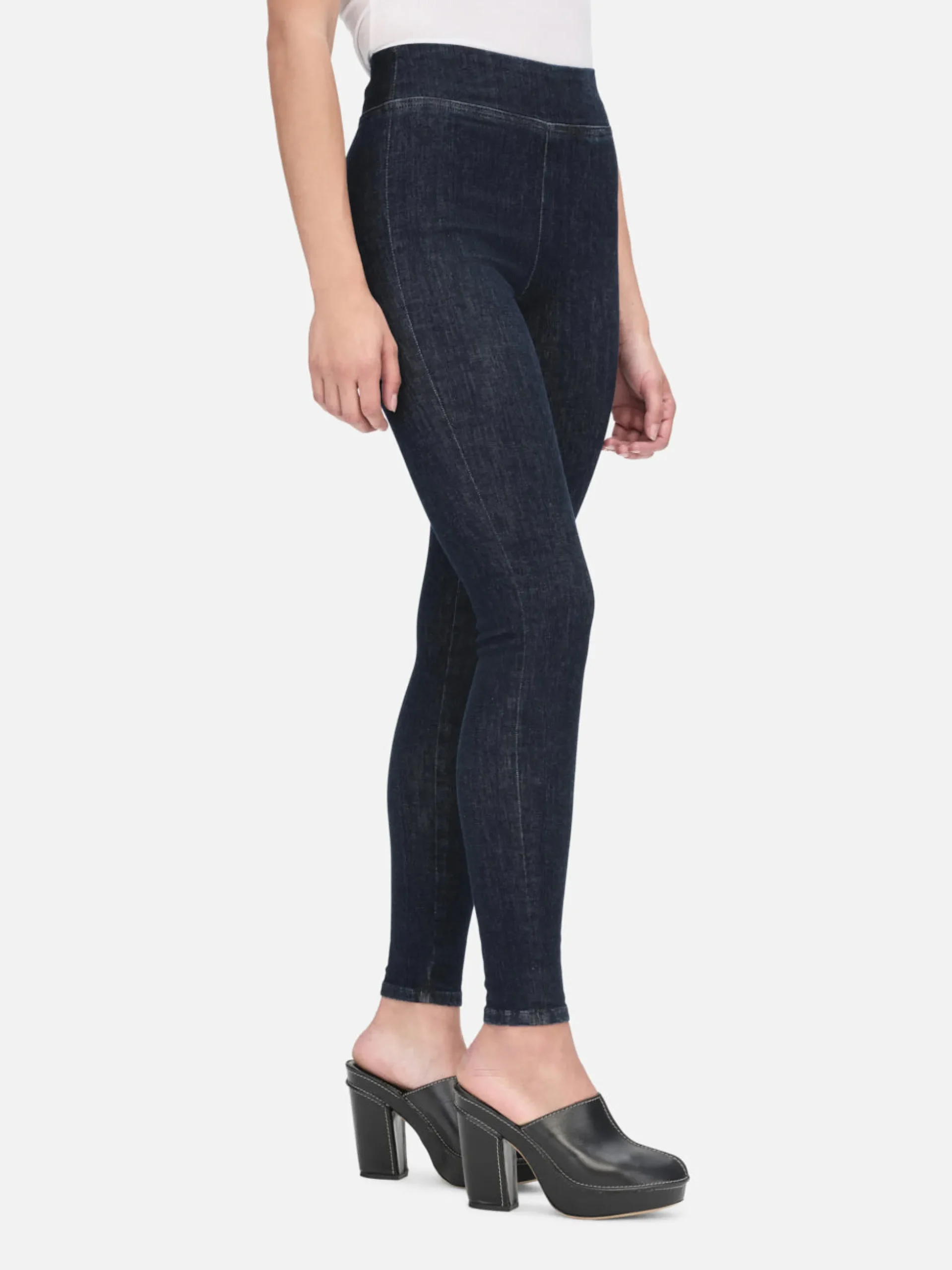 The Jetset Skinny Crop in Keller